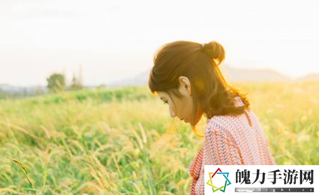 几个装修工人把我压在茶几：这真是我心灵的避风港！