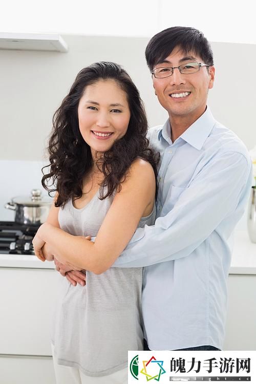在厨房从后面抱起岳