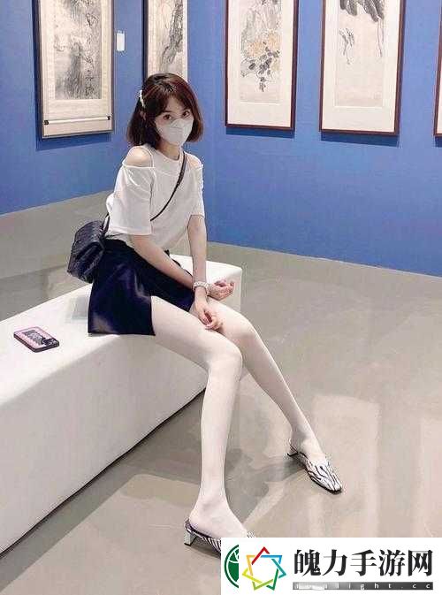 白丝袜美女遭男人