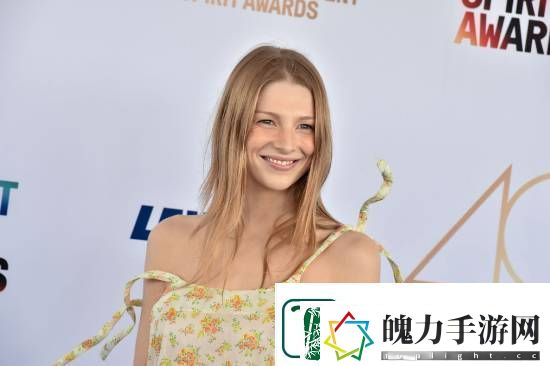 超多美图！跨性别女星亨特·莎弗亮相独立精神奖