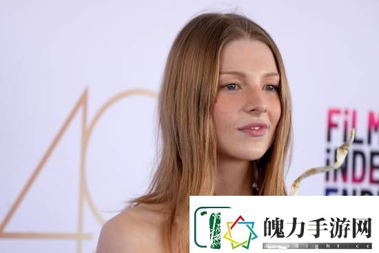 超多美图！跨性别女星亨特·莎弗亮相独立精神奖